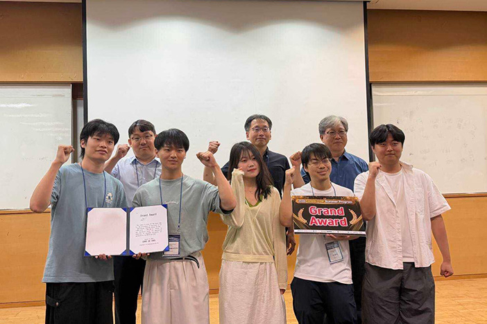 Grand Awardを受賞したALLmightのメンバー（前列）<br>※後列はそれぞれの大学の教員