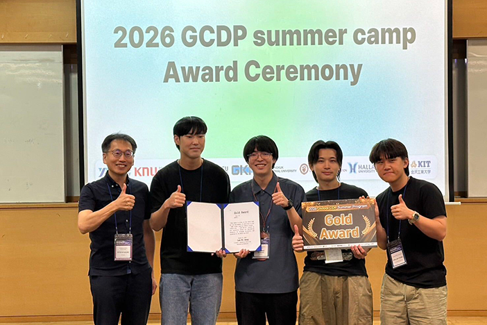 Gold Awardを受賞したFast GRANDMAのメンバー