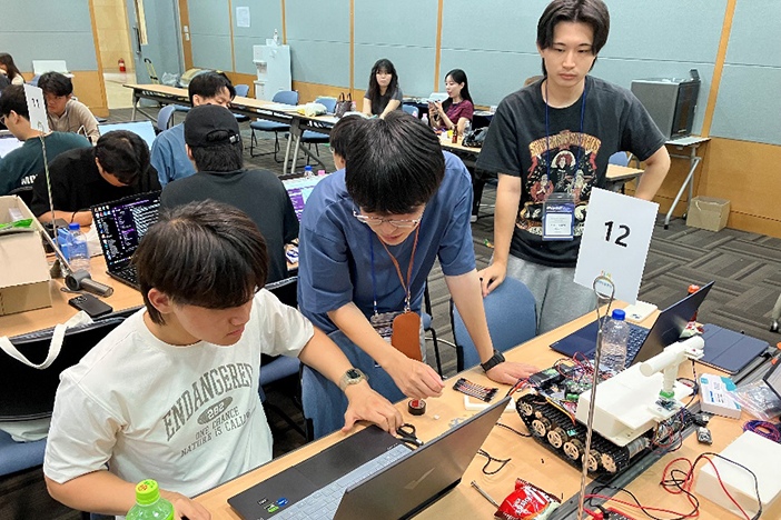チーム活動に励む金沢工業大学の学生（チームFast GRANDMA）
