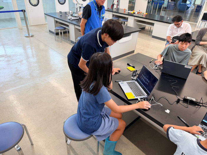 3Dモデリングをサポートする学生スタッフ