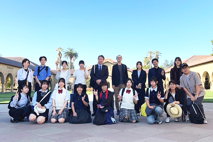 中高生・大学生・教職員らと米国を訪問 (スタンフォード大学で) 中高生・大学生・教職員らと米国を訪問<br>(スタンフォード大学で)