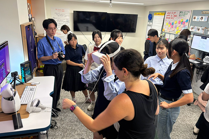 「AI Tinkery」の視察の様子(スタンフォード大学で) 「AI Tinkery」の視察の様子(スタンフォード大学で)