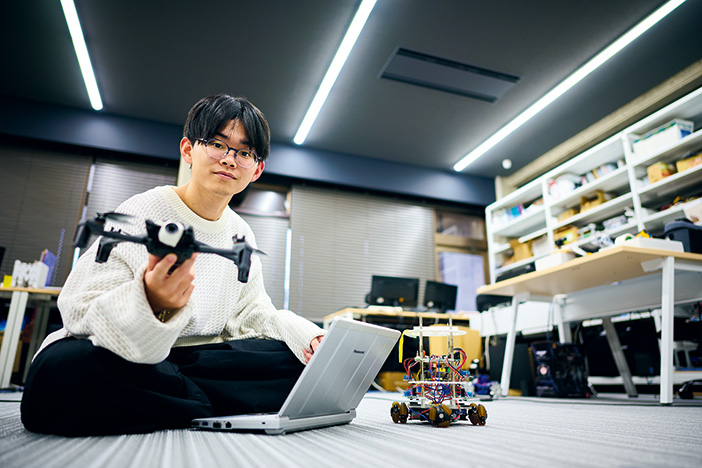 ロボティクス学科から大学院博士前期課程に進学(村尾研究室)し、2026年4月、トヨタ自動車株式会社に就職 ロボティクス学科から大学院博士前期課程に進学し(村尾研究室)、</br>2026年4月 トヨタ自動車株式会社に就職(『金沢工業大学入学案内2027』pp.92-93)