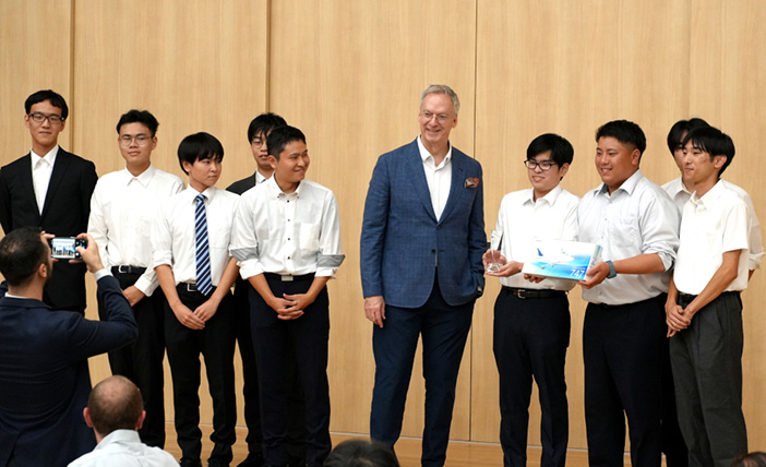 Boeing Japan代表・Eric John氏と航空宇宙工学科4年生の9名 Boeing Japan代表・Eric John氏と航空宇宙工学科4年生の9名<br>大川真之介さん・北村祐太さん・小室知慈さん・坂野大樹さん・高橋旺我さん・高橋有馬さん・花松洋已さん・道中涼太さん・高橋和慎さん(順不同)