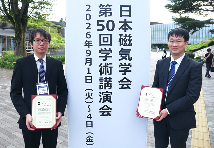 写真左より福井祟人さんと足立善昭教授 写真左より福井祟人さんと足立善昭教授