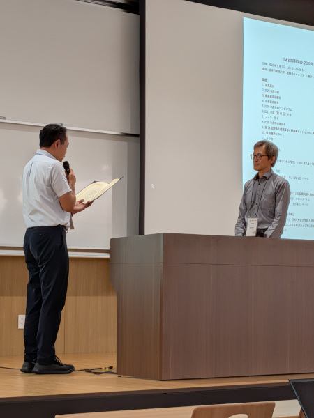 日本認知科学会 2025年度「奨励論文賞」を受賞した田中吉史教授(写真右) 日本認知科学会 2025年度「奨励論文賞」を受賞した田中吉史教授(写真右)