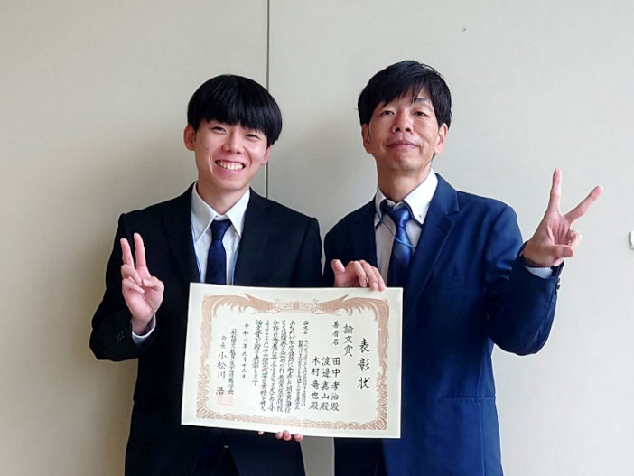 写真左より2023年3月卒業した渡邊嘉山さんと田中孝治教授