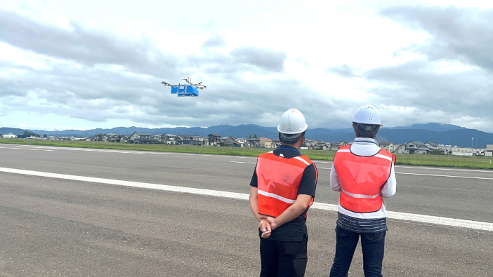 福井空港で行われた飛行実験の模様。高度5mまで上昇させ、飛行特性を検証した 福井空港で行われた飛行実験の模様。高度5mまで上昇させ、飛行特性を検証した