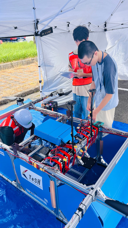 機体整備中の学生 機体整備中の学生