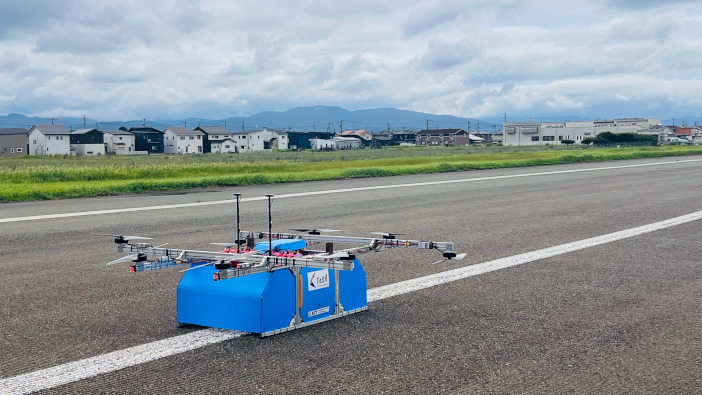 滑走路上にて離陸準備中の機体 滑走路上にて離陸準備中の機体