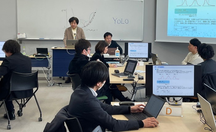 講師は、井上 祐寛客員准教授(株式会社クレスコ テクニカルエバンジェリスト)と、山本 知仁教授(情報理工学部長、AI情報技術教育センター所長)が担当し、生成AI・DX教育の専門家が直接指導します。 講師は、井上 祐寛客員准教授(株式会社クレスコ テクニカルエバンジェリスト)と、山本 知仁教授(情報理工学部長、AI情報技術教育センター所長)が担当し、生成AI・DX教育の専門家が直接指導します。