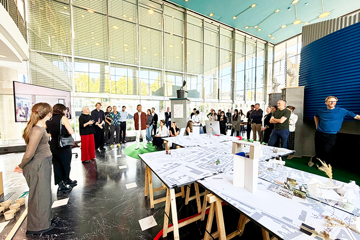EGW-Gebouwで成果を囲む参加者。最終日に展示と講評を行いました