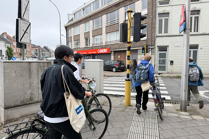 自転車でのサイトビジット。トラックごとに街を踏査