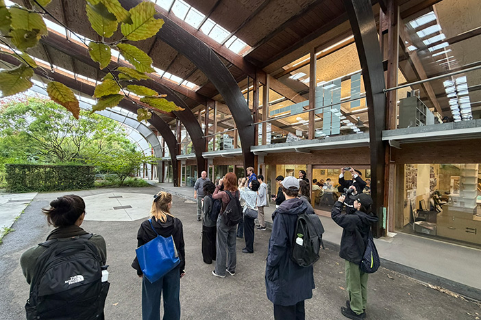 建築事務所「Robbrecht en Daem architecten」を見学する参加者