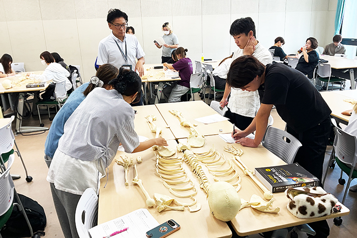 金沢工業大学の学生に指導する 金城大学・小島聖教授(写真中央) 金沢工業大学の学生に指導する 金城大学・小島聖教授(写真中央)