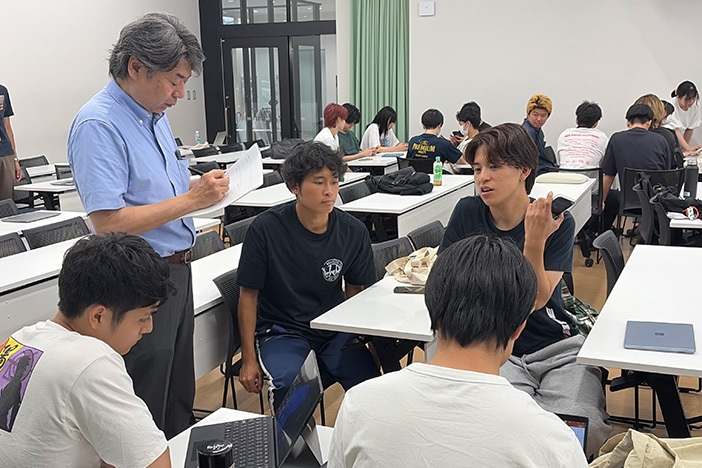 金城大学の学生に指導する 金沢工業大学・河合宏之教授(写真左) 金城大学の学生に指導する 金沢工業大学・河合宏之教授(写真左)