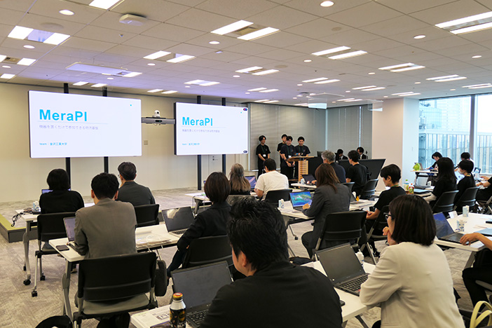 「チーム金沢工業大学」のプレゼンの模様 「チーム金沢工業大学」のプレゼンの模様