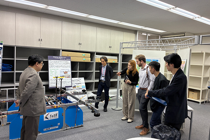 2日目:試作機や海外展開について説明する赤坂教授(写真中央)と南客員教授(写真左) 2日目:試作機や海外展開について説明する赤坂教授(写真中央)と南客員教授(写真左)