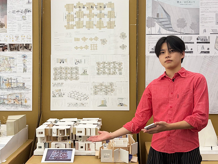建築新人戦でファイナリスト8選に選出された西野琥珀さんと展示の様子 建築新人戦でファイナリスト8選に選出された西野琥珀さんと展示の様子