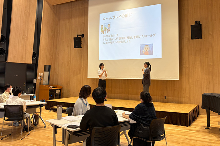 大学院生によるロールプレイ前の良い例/悪い例の実演 大学院生によるロールプレイ前の良い例/悪い例の実演