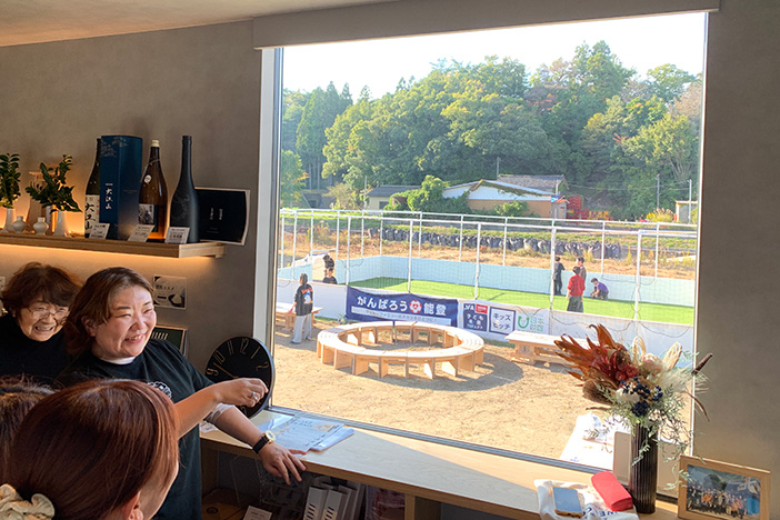 松波酒造トレーラーハウス内から見るベンチ 松波酒造トレーラーハウス内から見るベンチ