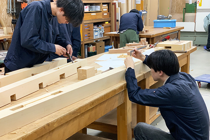 Toiroメンバーによるベンチ製作風景(扇が丘キャンパス夢考房) Toiroメンバーによるベンチ製作風景(扇が丘キャンパス夢考房)