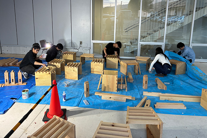 Toiroメンバーによるベンチ製作風景(扇が丘キャンパス15号館ピロティ) Toiroメンバーによるベンチ製作風景(扇が丘キャンパス15号館ピロティ)