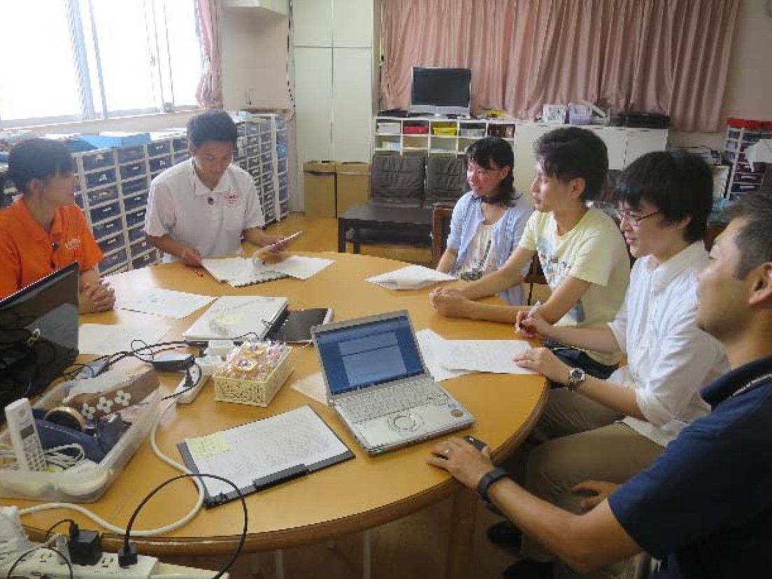 学生と済美幼稚園教員との打ち合わせ