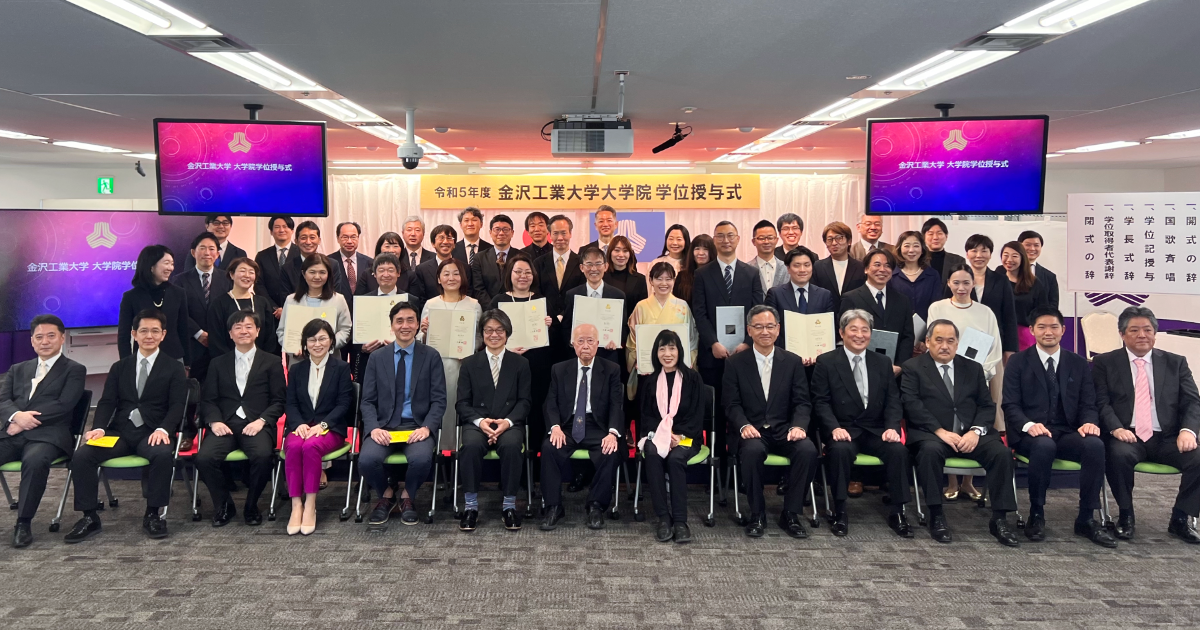 令和5年度の学位授与式を虎ノ門キャンパスで挙行。社会人学生13名に